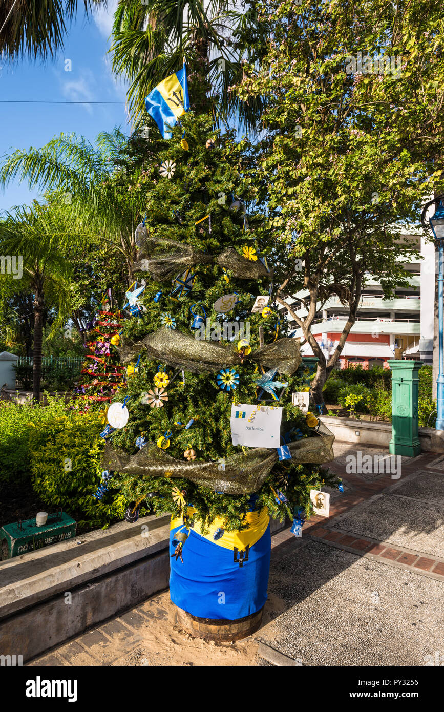 Bridgetown, Barbados - Dezember 18, 2016: Weihnachtsbaum auf der Straße von Bridgetown auf Barbados, West Indies, Karibik, Kleine Antillen, zentrale Ame Stockfoto