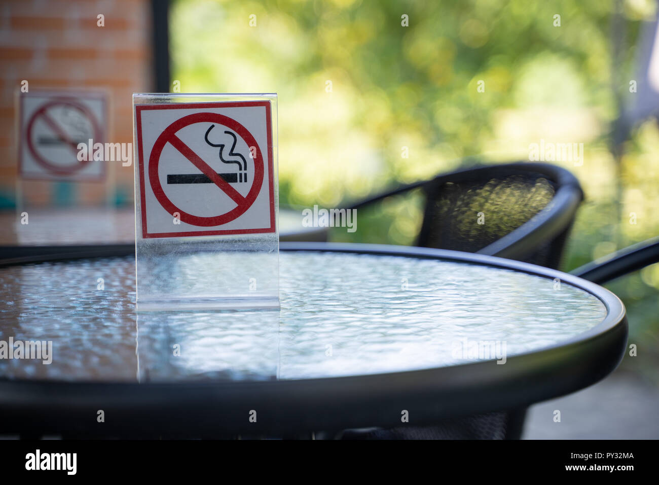Bitte Stop Smoking Konzept No smoking sign im Coffee Shop kostenlos Raucherbereich gehen Stockfoto