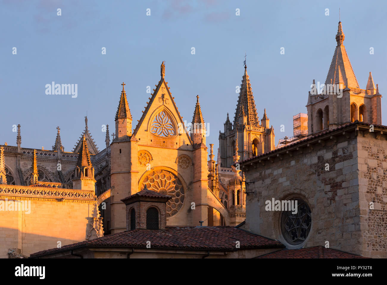 León, Spanien: Erhöhte Blick auf die North Tower und das Kloster von Santa María de Kathedrale von León bei Sonnenuntergang. Lokal wie Die Pulchra Leonina, Mitte-1 bekannt Stockfoto