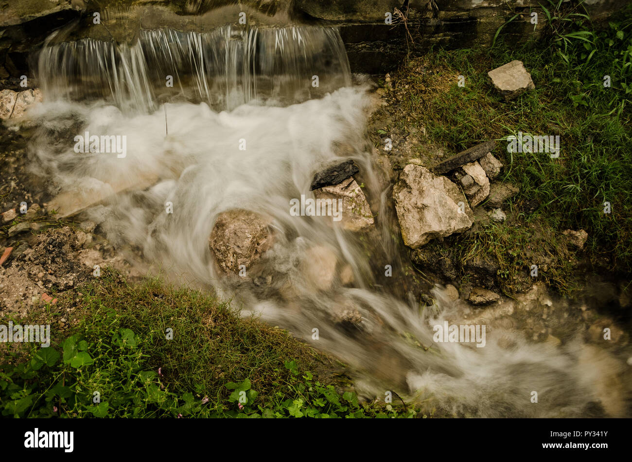 Kleiner Wasserfall mit fließendem Wasser, Seide, natürlichen Wasserfall Landschaft, schönen Hintergrund zu Reisen inspirieren. Stockfoto