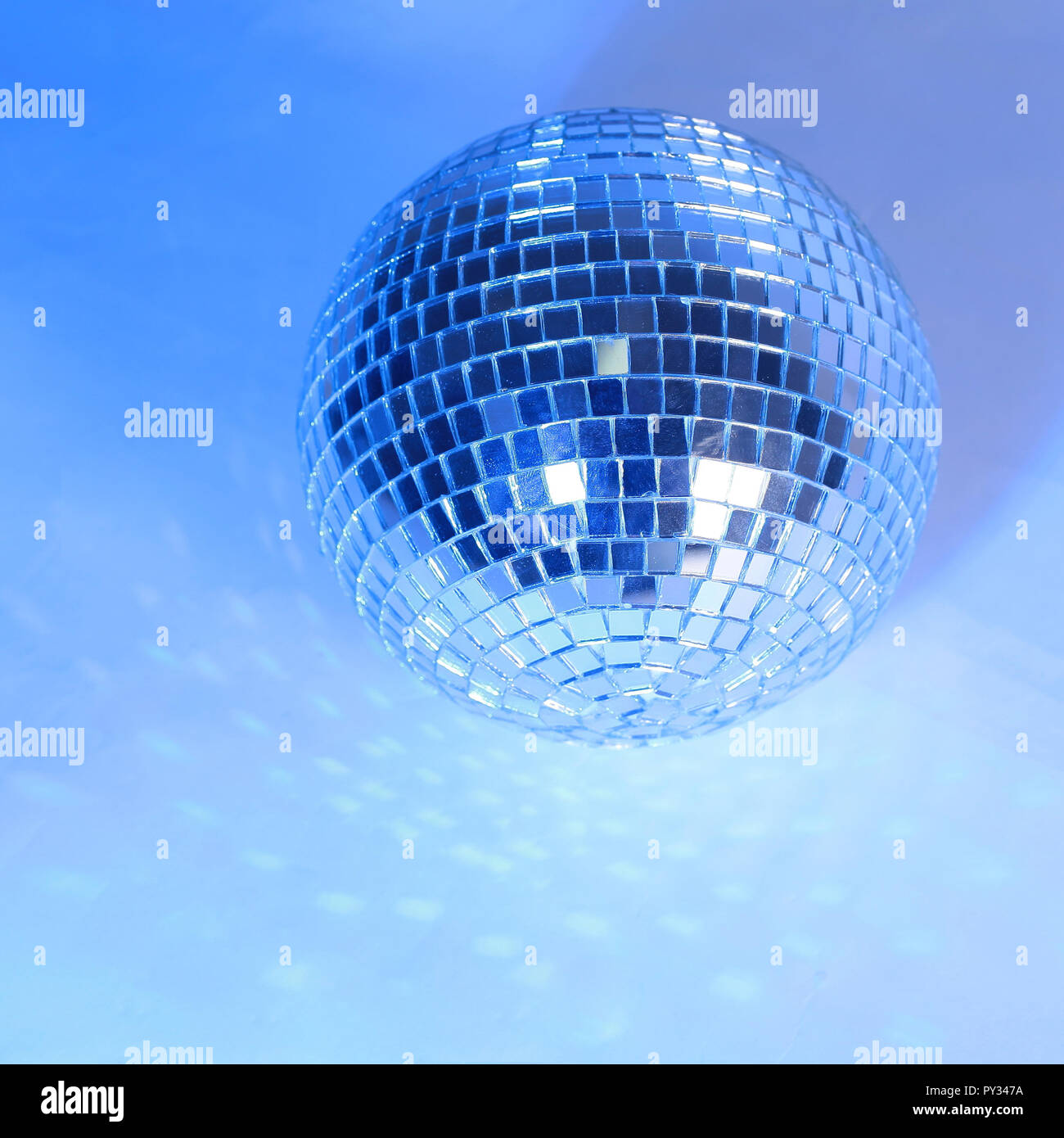 Schöne Disco Kugel auf gelben Hintergrund Stockfotografie - Alamy