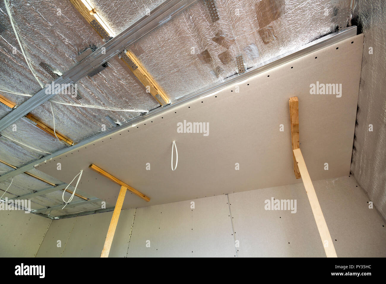 Winkel, Ansicht von unfertigen Zimmer im Bau und Renovierung mit Winkel, Ansicht von unfertigen Zimmer im Bau und Renovierung mit
