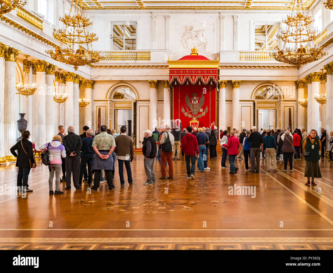 19. September 2018: In St. Petersburg, Russland - Besucher in St. George's Hall, oder den großen Thronsaal, im Winter Palace, Teil der Eremitage. Stockfoto