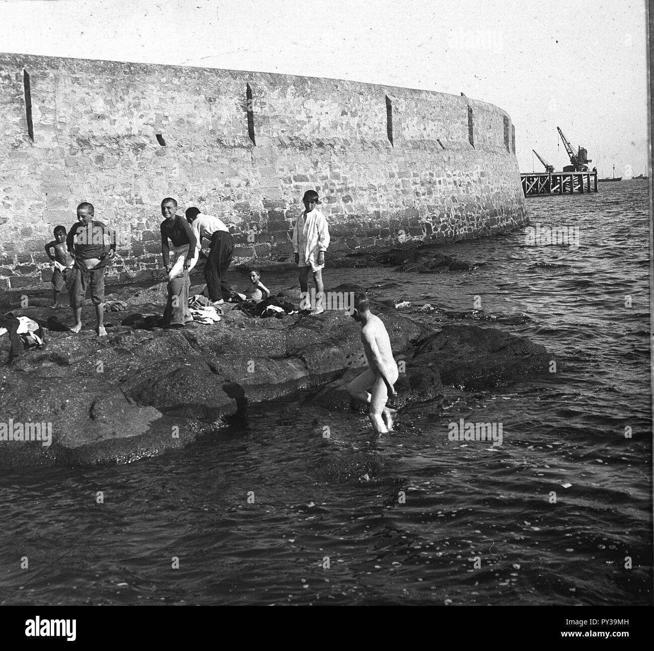 C 29 W 285. Niños bañandose Junto a la Muralla del Rudern. Stockfoto
