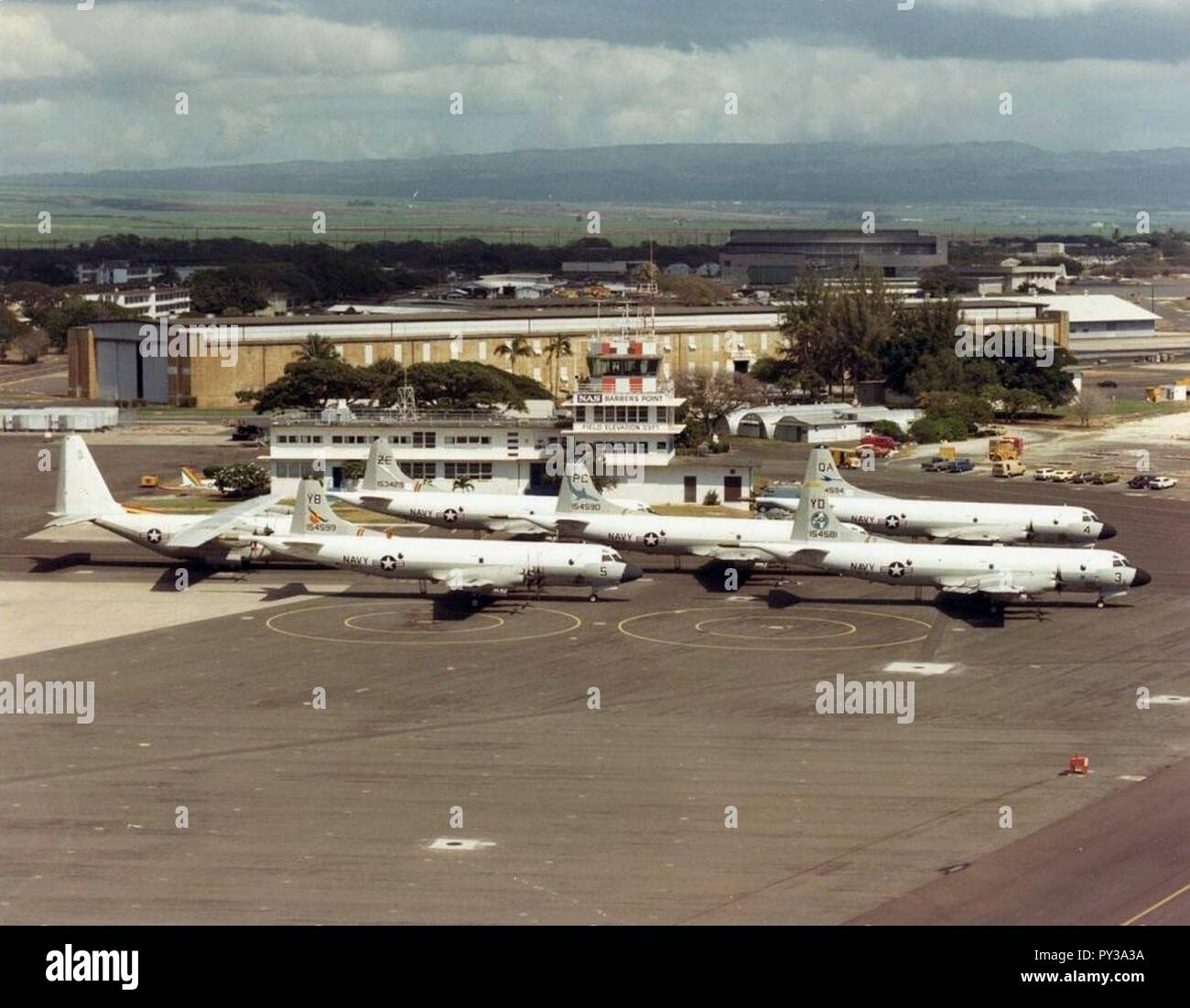 C-130F und P-3-Bs der Patrol Flügel 2 bei NAS-Friseure Punkt 1970er. Stockfoto