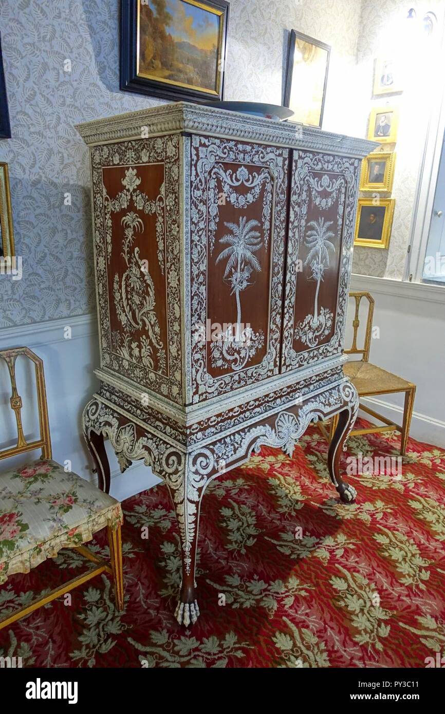 Schaltschrank auf Stativ, 1760, Elfenbein und Holz - Kingston Lacy - Dorset, England - Stockfoto