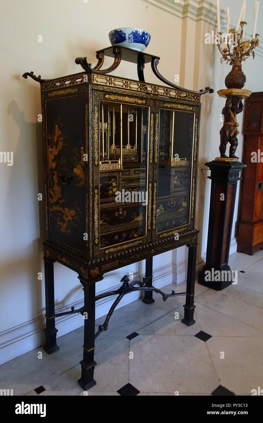 Schaltschrank auf Stativ, Glas, Lack, Holz - Kingston Lacy - Dorset, England - Stockfoto