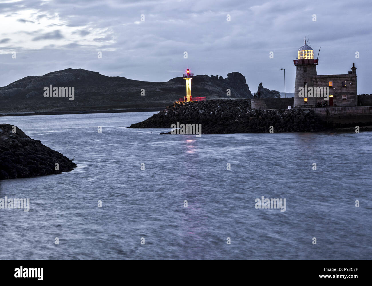 Irland, Leuchtturm eine Einer Bucht, abends Stockfoto