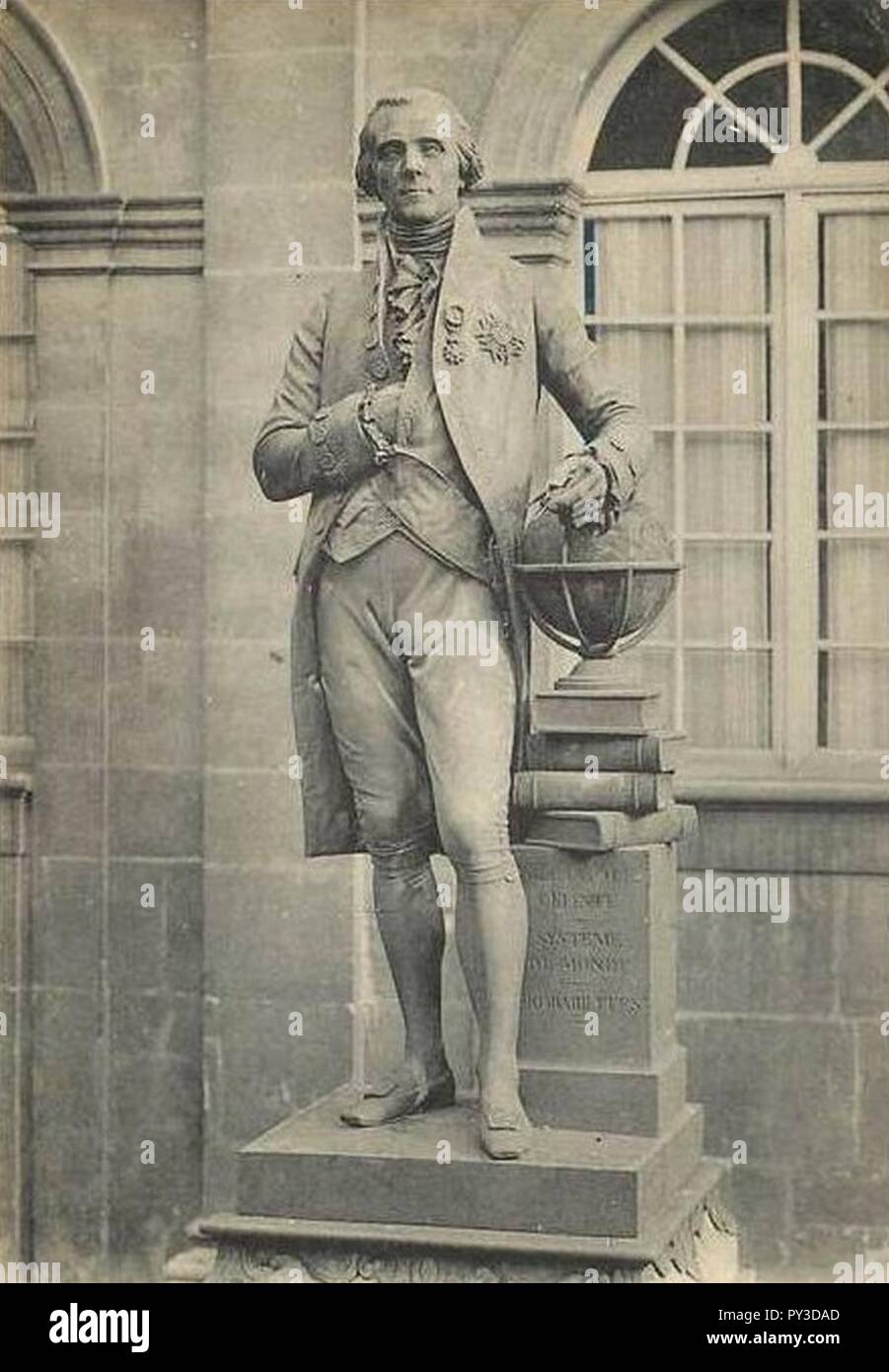 Caen palaisdesfacultes cpa statueLaplace. Stockfoto