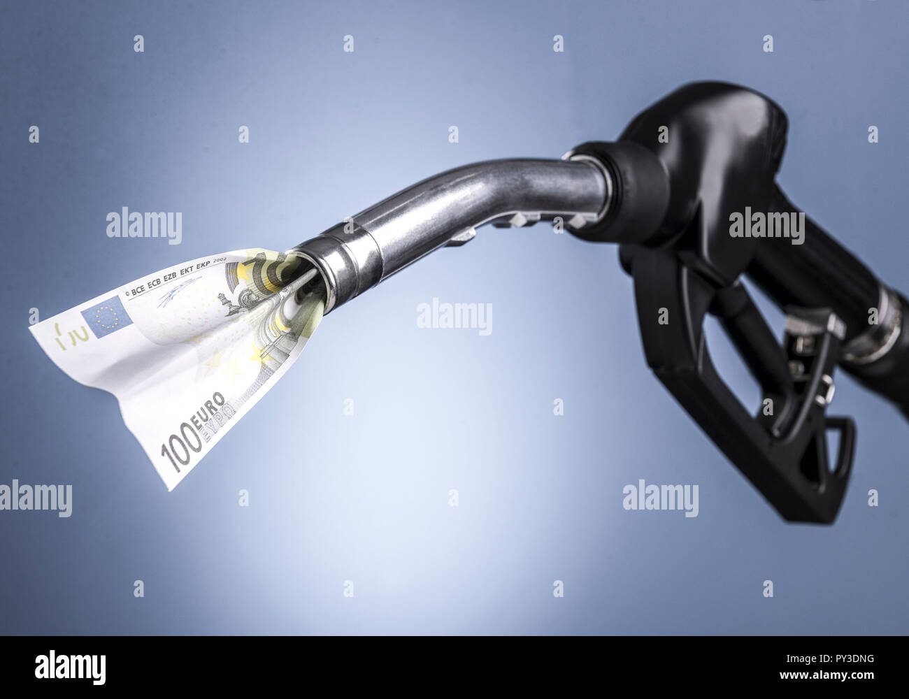 Zapfpistole Verschlingt 100 Euro Schein Stockfoto