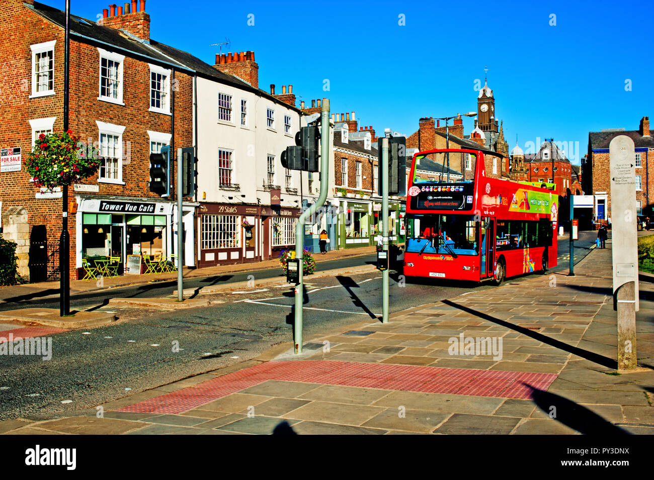 Tower Street und Sightseeing Bus, York, England Stockfoto