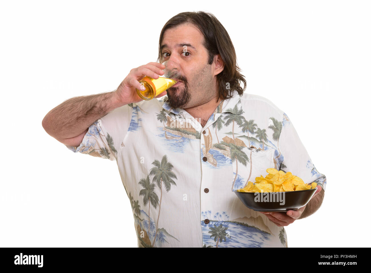 Fat bärtigen kaukasischen Mann Bier trinken und hält Schüssel mit Chip Stockfoto