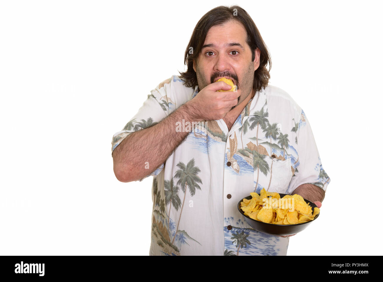 Fat kaukasischen Mann essen Schluck Chips bereit für Ferienhäuser Stockfoto