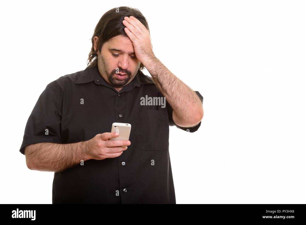 Fat kaukasischen Mann müde bei der Verwendung von Mobile phone Stockfoto
