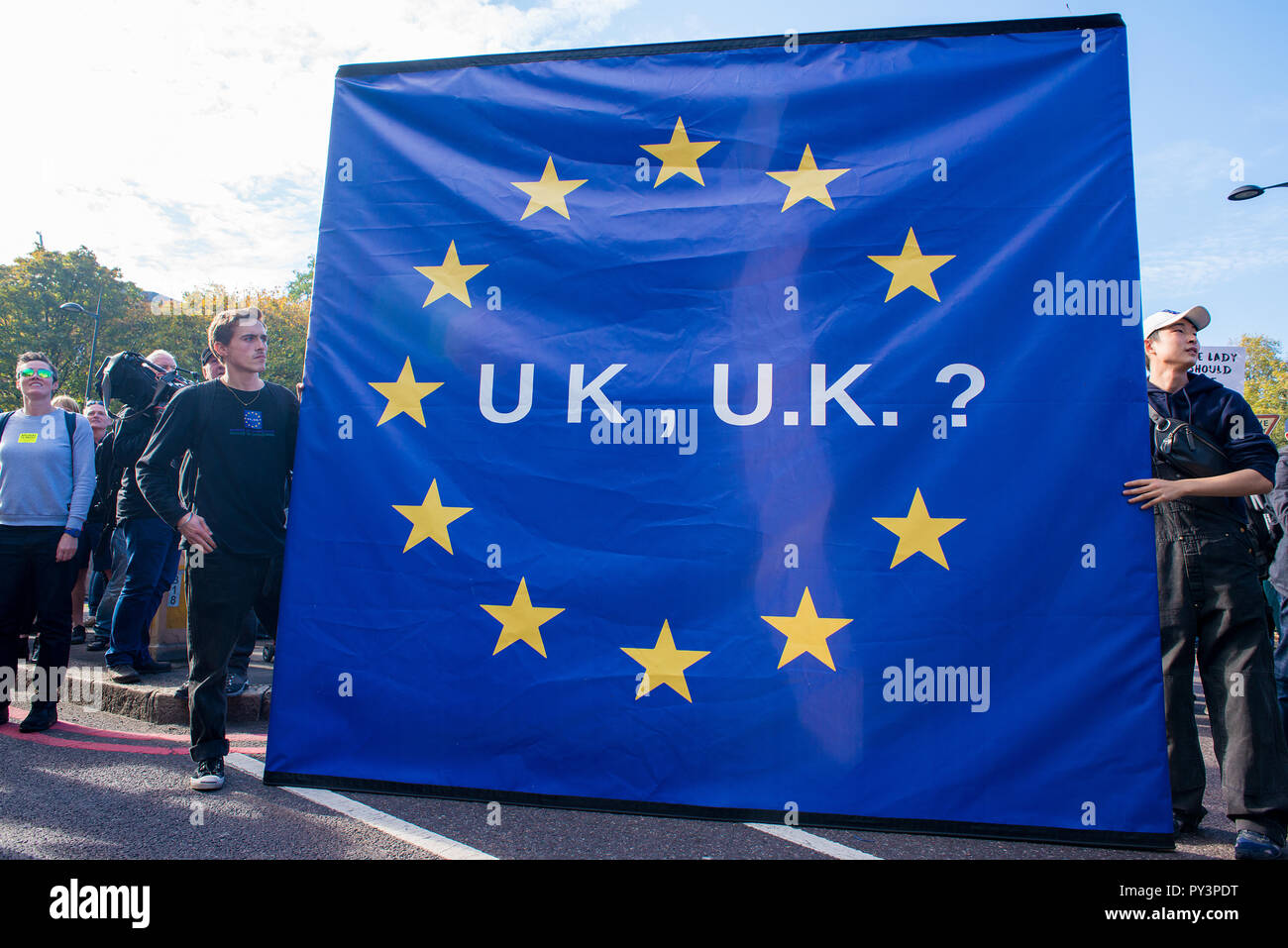 Bleiben Kampagne Demonstranten an der Abstimmung März, fordern Sie eine Abstimmung über die endgültige Brexit beschäftigen, Tausende marschierten durch London wollen gehört werden. Stockfoto