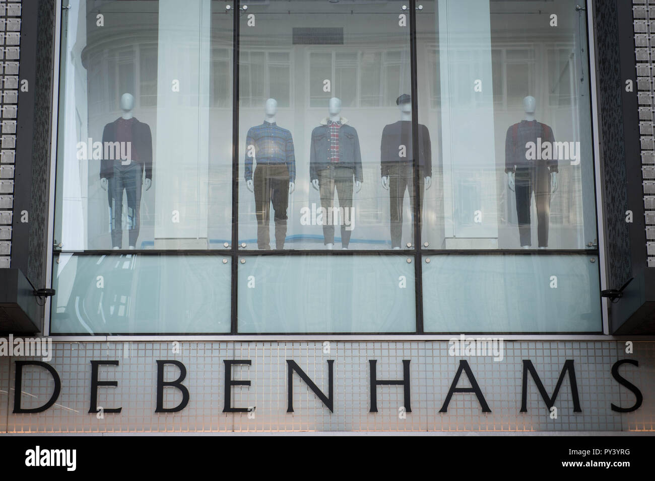 Debenhams Department Store in der Oxford Street in Central London. Debenhams hat Pläne ax bis zu 50 High Street Shops vorgestellt, die rund 4.000 Arbeitsplätze in Gefahr, als die kämpfende Warenhauskette zu einem in der Nähe von&Pound schwang; 500 Mio. Verlust. Stockfoto