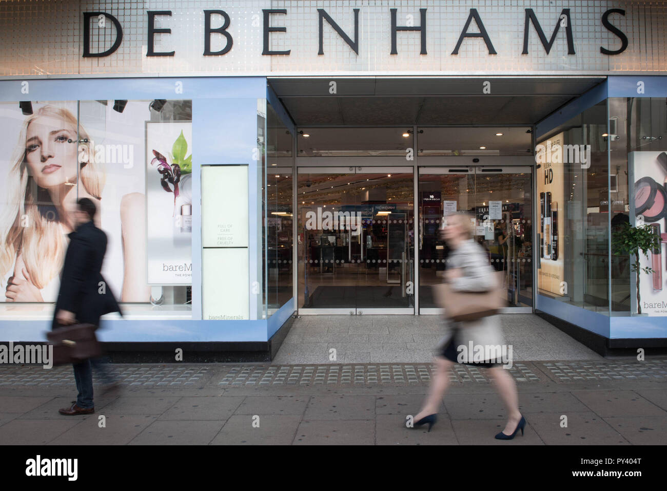 Debenhams Department Store in der Oxford Street in Central London. Debenhams hat Pläne ax bis zu 50 High Street Shops vorgestellt, die rund 4.000 Arbeitsplätze in Gefahr, als die kämpfende Warenhauskette zu einem in der Nähe von&Pound schwang; 500 Mio. Verlust. Stockfoto