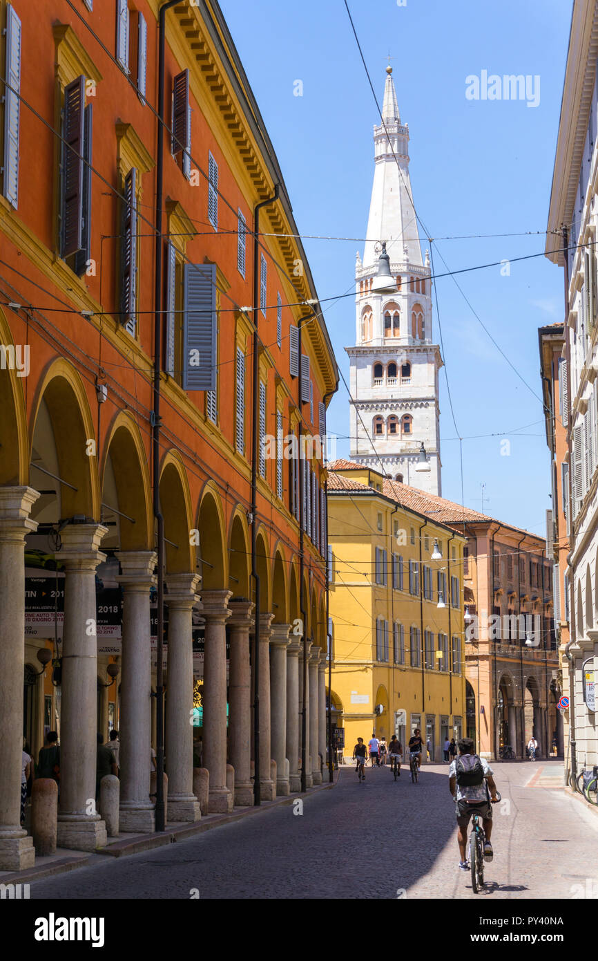 Italien, Emilia Romagna, Modena, Kathedrale Wachturm im Hintergrund Stockfoto