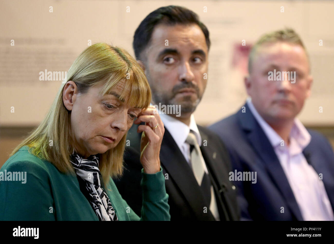 Stuart und Linda Allan, Eltern von Katie Allan, mit Rechtsanwalt Aamer Anwar (Mitte) während einer Pressekonferenz an der Universität Glasgow, eine Kampagne, die Art und Weise, wie die Justiz befasst sich mit der psychischen Gesundheit zu reformieren zu starten. Stockfoto
