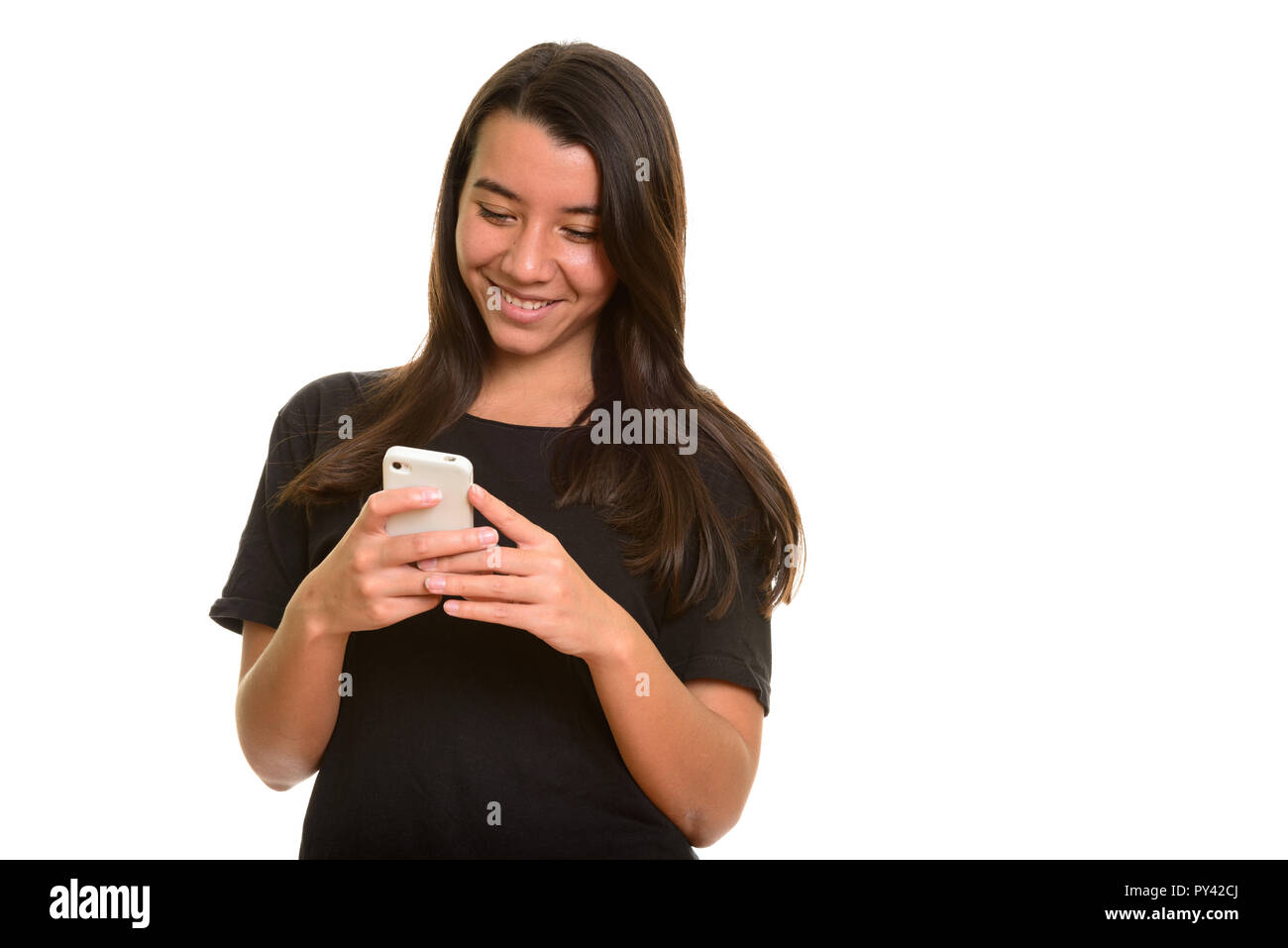 Junge glücklich kaukasische Frau lächelnd und mit Handy Stockfoto