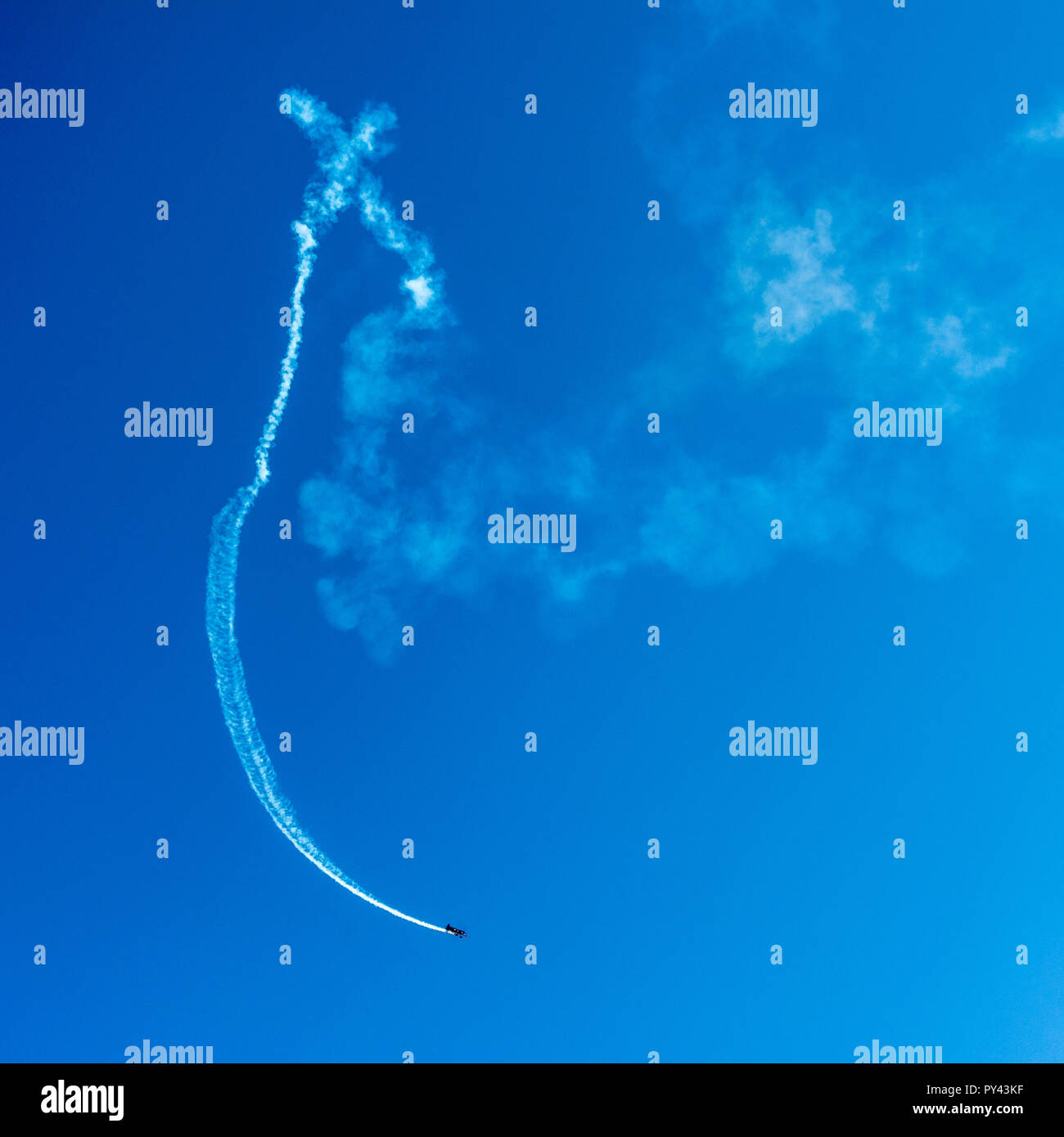 Stuntpilote führt bei der Flugschau in Frankreich mit lebhaften Rauchpfaden ein gewagtes Manöver durch Stockfoto