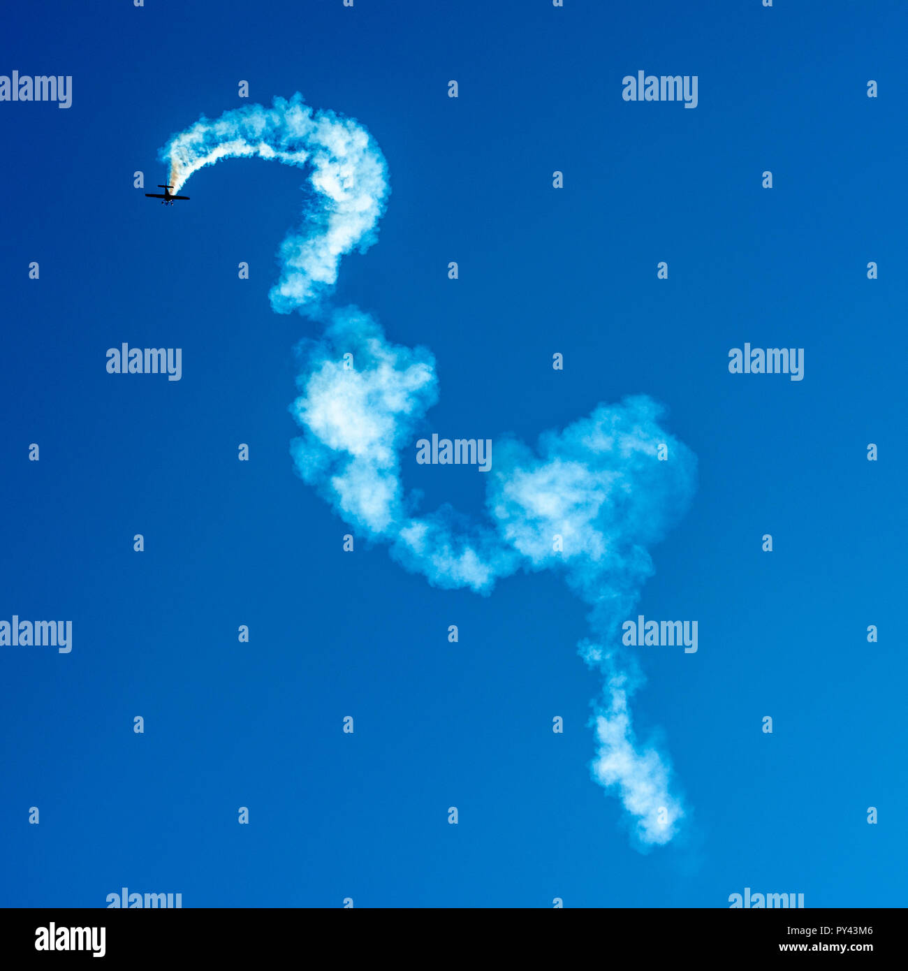Stuntpilote führt bei der Flugschau in Frankreich mit lebhaften Rauchpfaden ein gewagtes Manöver durch Stockfoto