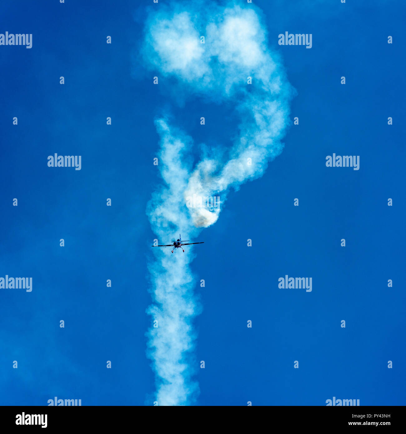 Stuntpilote führt bei der Flugschau in Frankreich mit lebhaften Rauchpfaden ein gewagtes Manöver durch Stockfoto