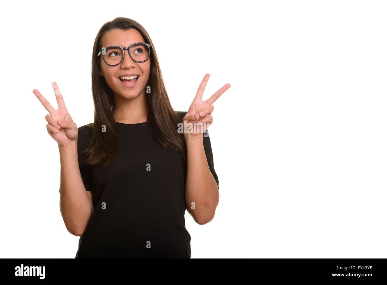 Junge glücklich kaukasische Frau lächelnd und Friedenszeichen während Stockfoto