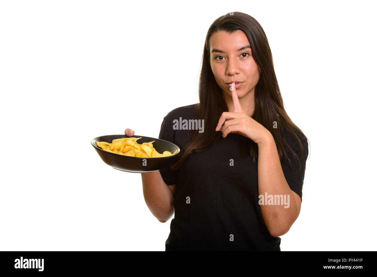 Junge schöne kaukasische Frau mit Schüssel Chips wit Stockfoto