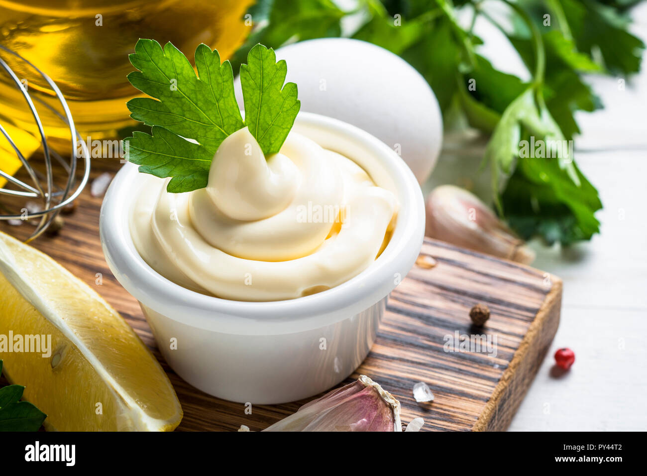 Mayonnaise Sauce auf Weiß. Stockfoto