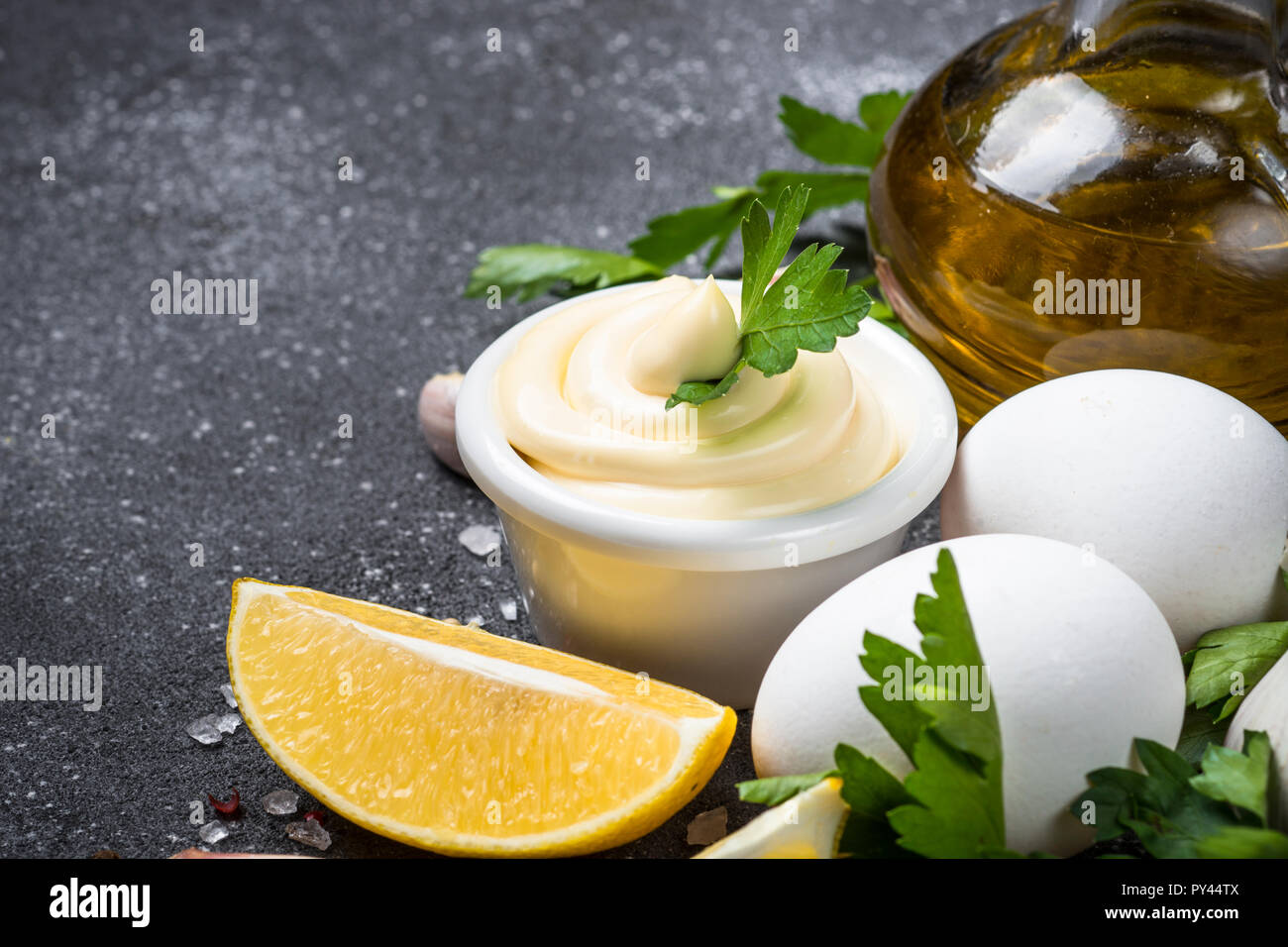Mayonnaise Sauce am schwarzen Stein. Stockfoto