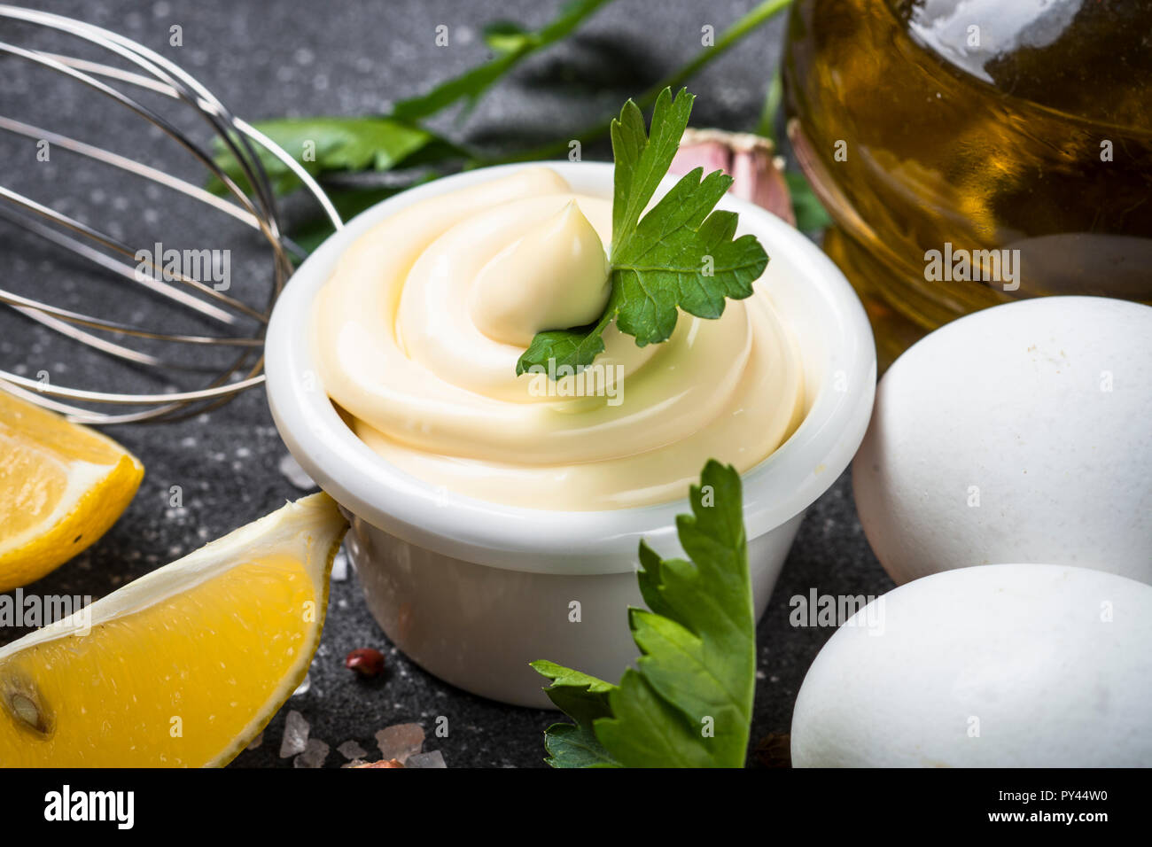 Mayonnaise Sauce am schwarzen Stein. Stockfoto