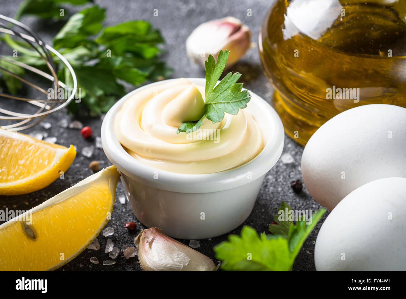 Mayonnaise Sauce am schwarzen Stein. Stockfoto