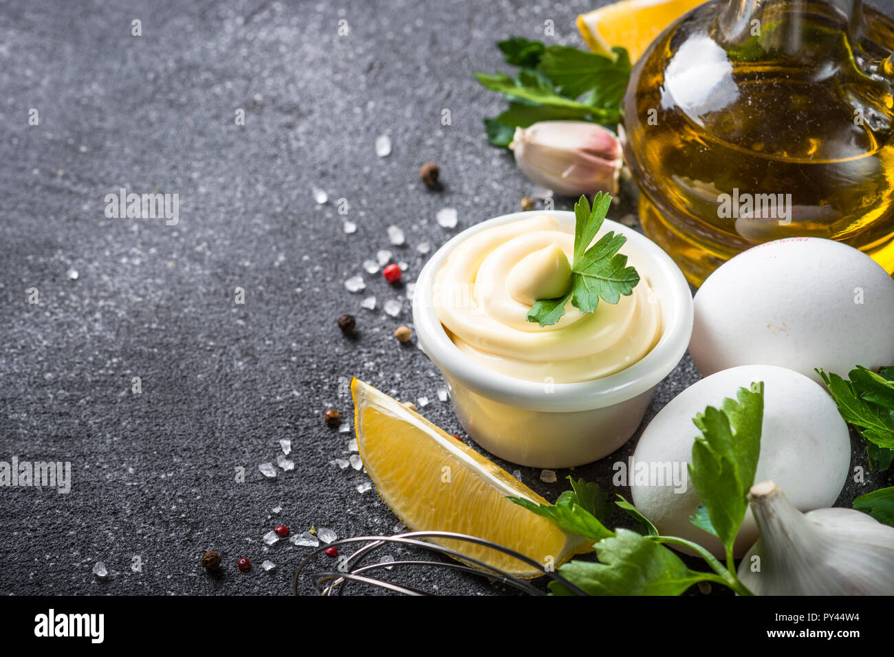 Mayonnaise Sauce am schwarzen Stein. Stockfoto