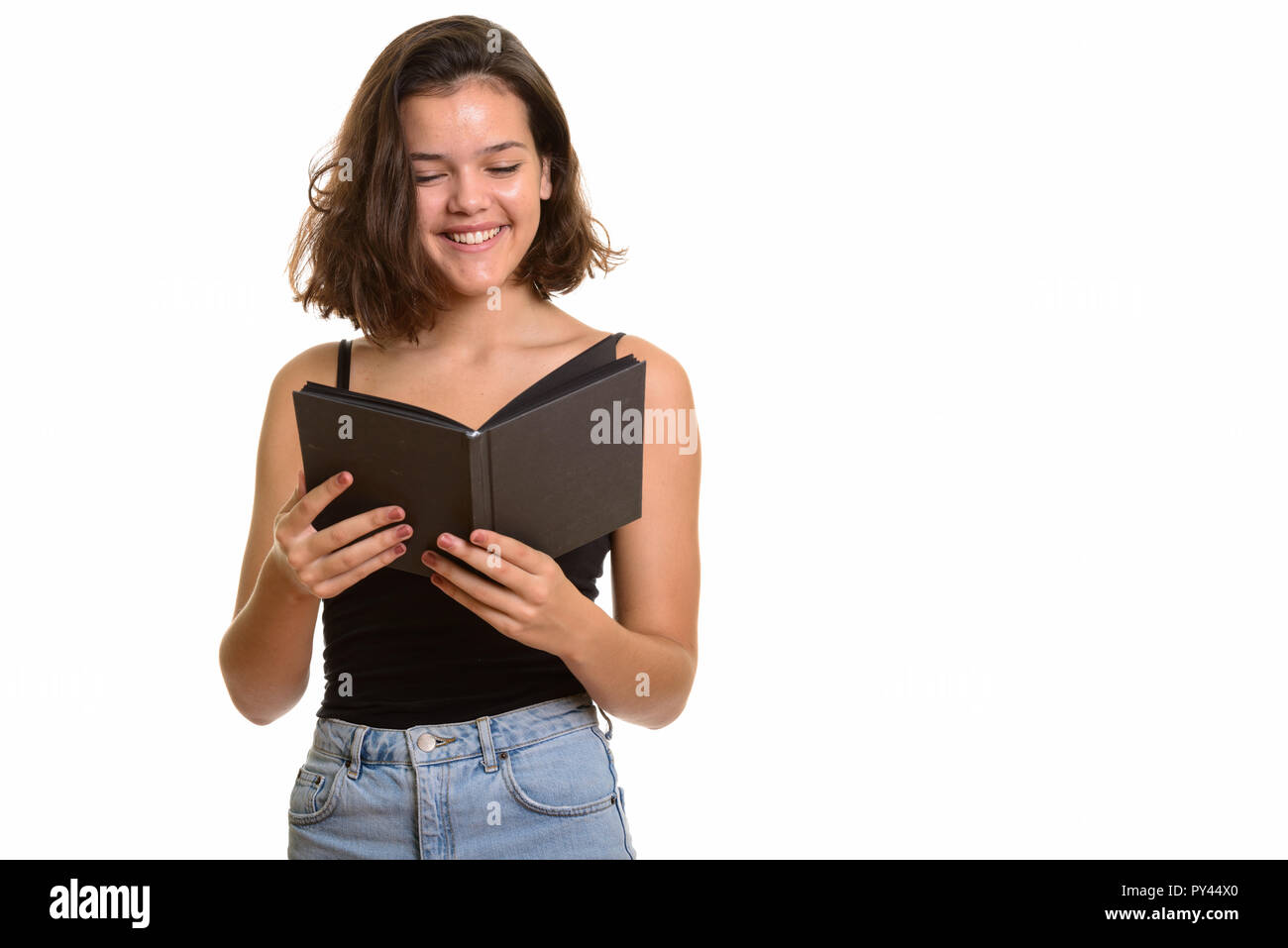 Junge glücklich Kaukasischen teenage Mädchen lächelnd und lesen Buch Stockfoto