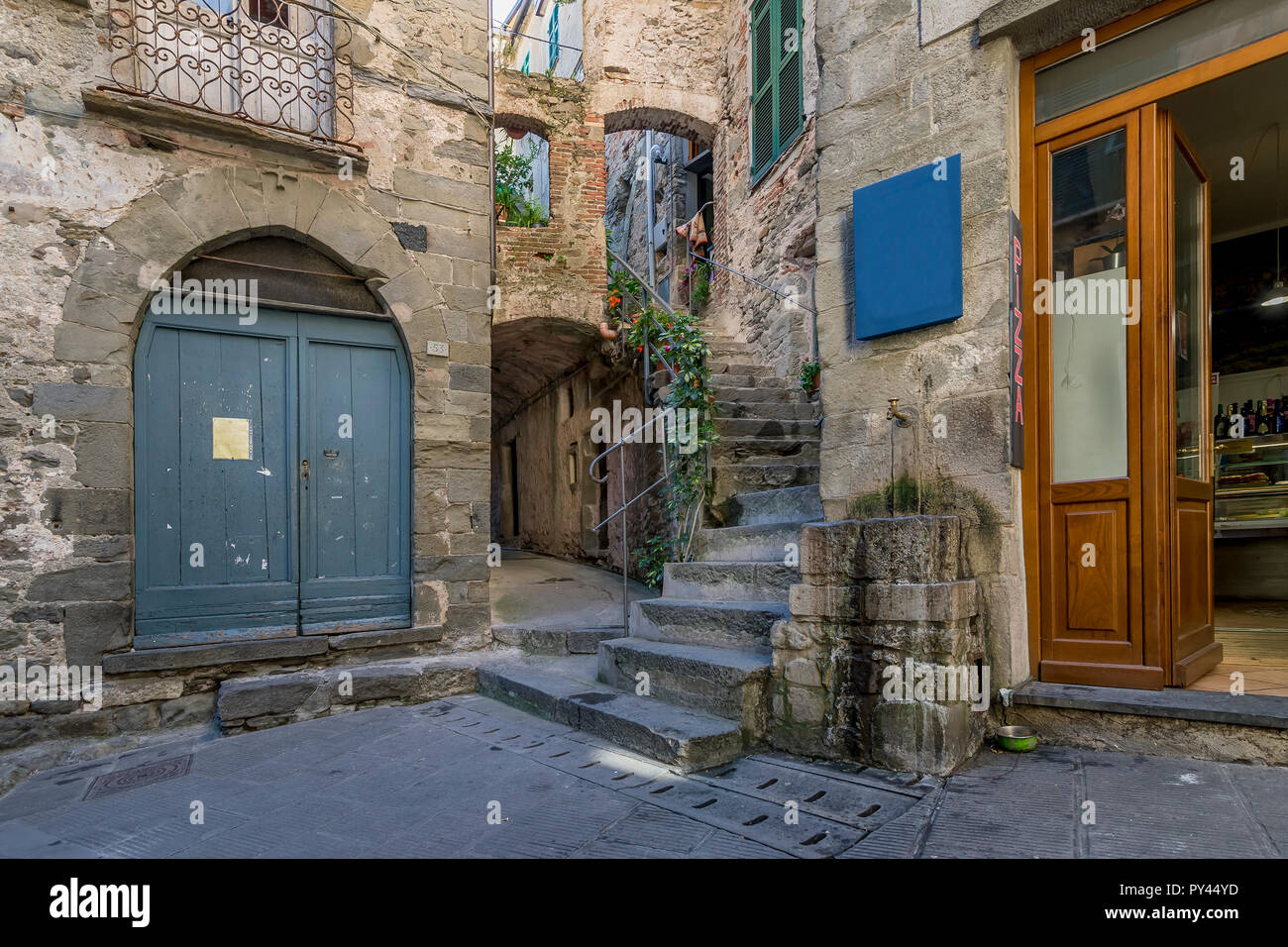 Typische Gasse des alten Dorfes von Portofino, Cinque Terre, Ligurien, Italien Stockfoto