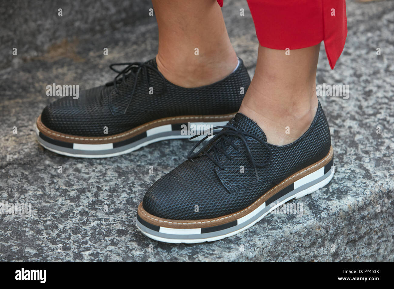 Mailand, Italien - 23. SEPTEMBER 2018: Frau mit schwarzen Schuhe mit schwarzen und weissen Sohlen vor Giorgio Armani Fashion Show, Mailand Fashion Week street Styl Stockfoto