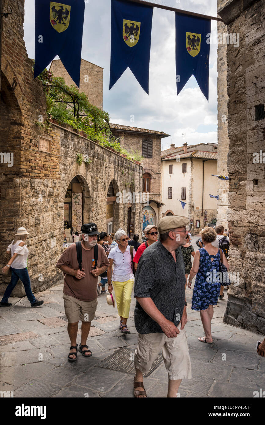 Touristen in der Stadt auf dem Hügel von San Gimignano, Toskana, Italien Stockfoto