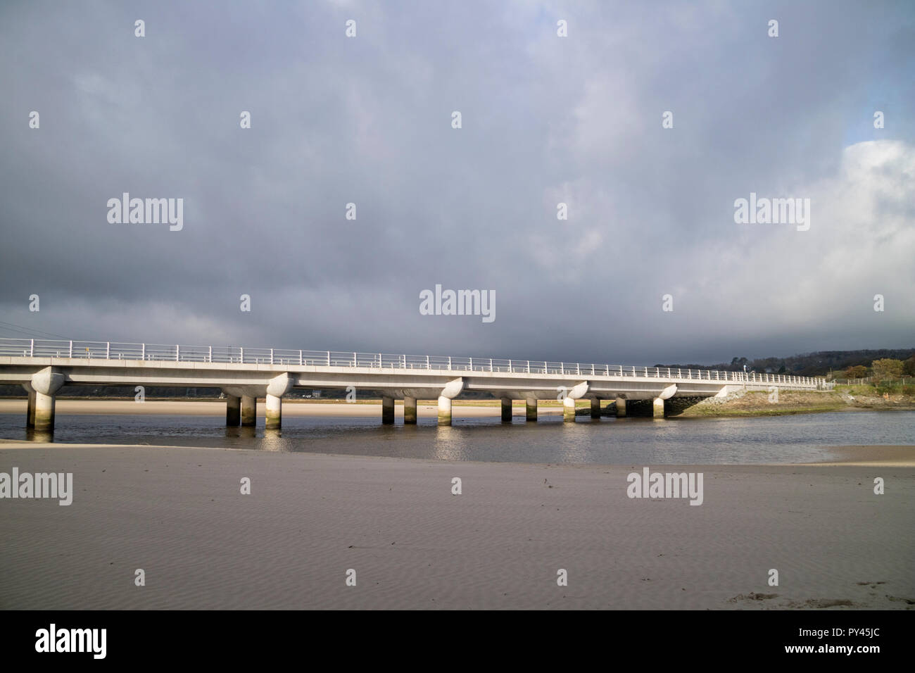 Die neue Pont Briwet Brücke (2014) Durchführung der Cambrian Coast Railway Line und Verkehr über die Dwyryd Estuary, North Wales Stockfoto