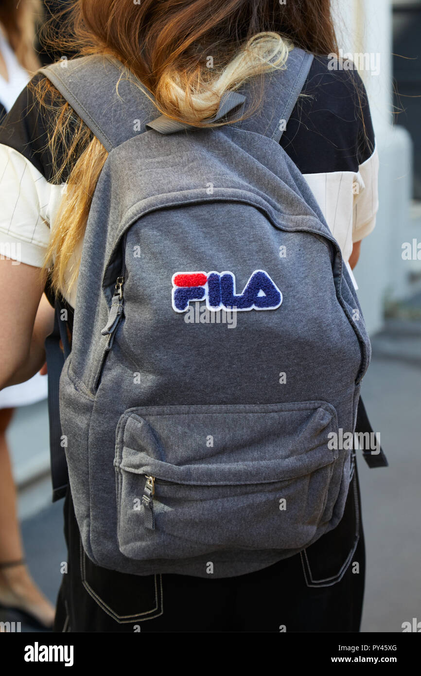 Mailand, Italien - 23 September, 2018: die Frau mit dem grau Rucksack mit Logo vor Fila fashion show, Mailand Fashion Week street style Stockfoto