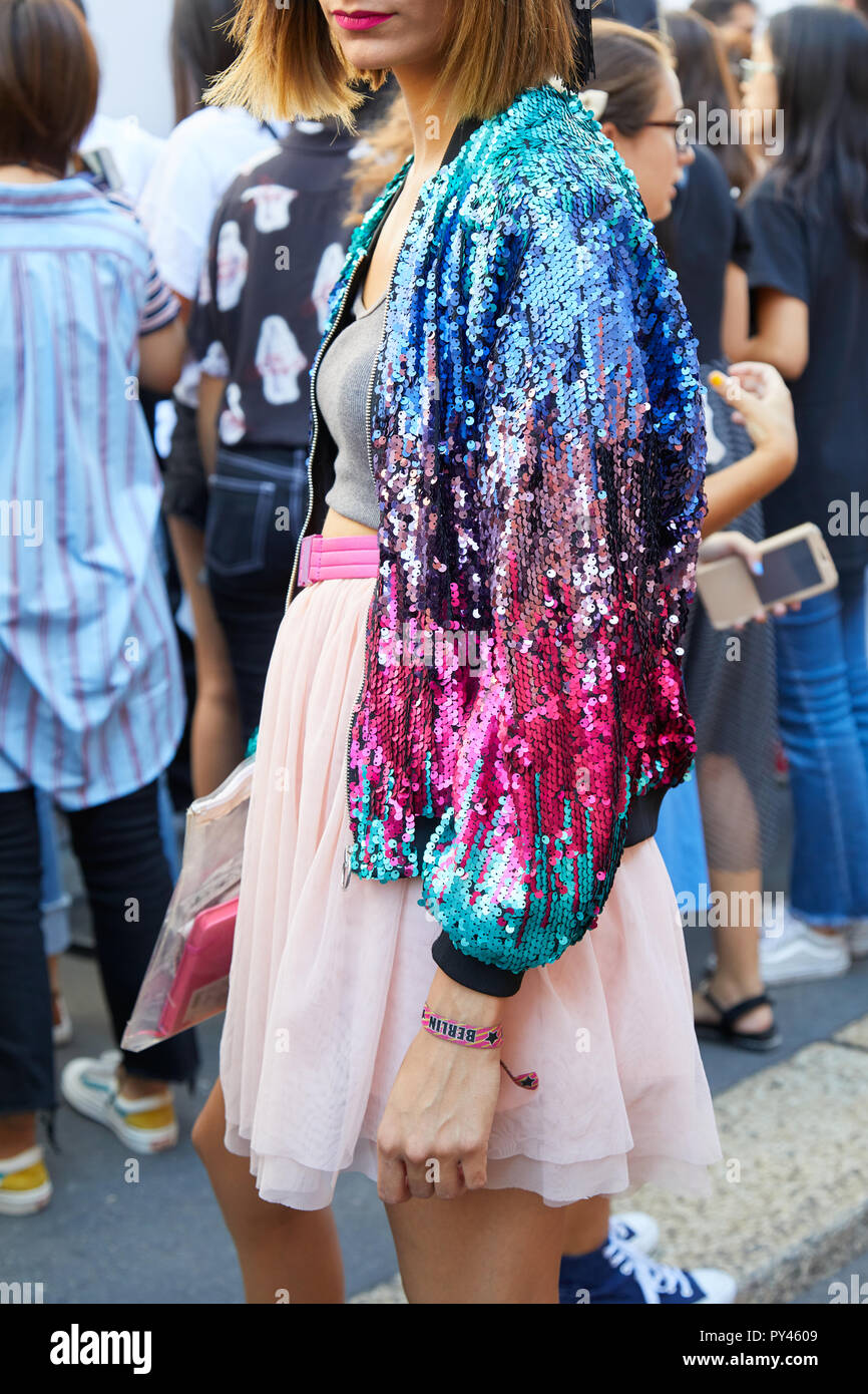 Mailand, Italien - 23. SEPTEMBER 2018: Frau mit Blau, Türkis und Pink  Pailletten-Jacke vor Fila fashion show, Mailand Fashion Week street style  Stockfotografie - Alamy