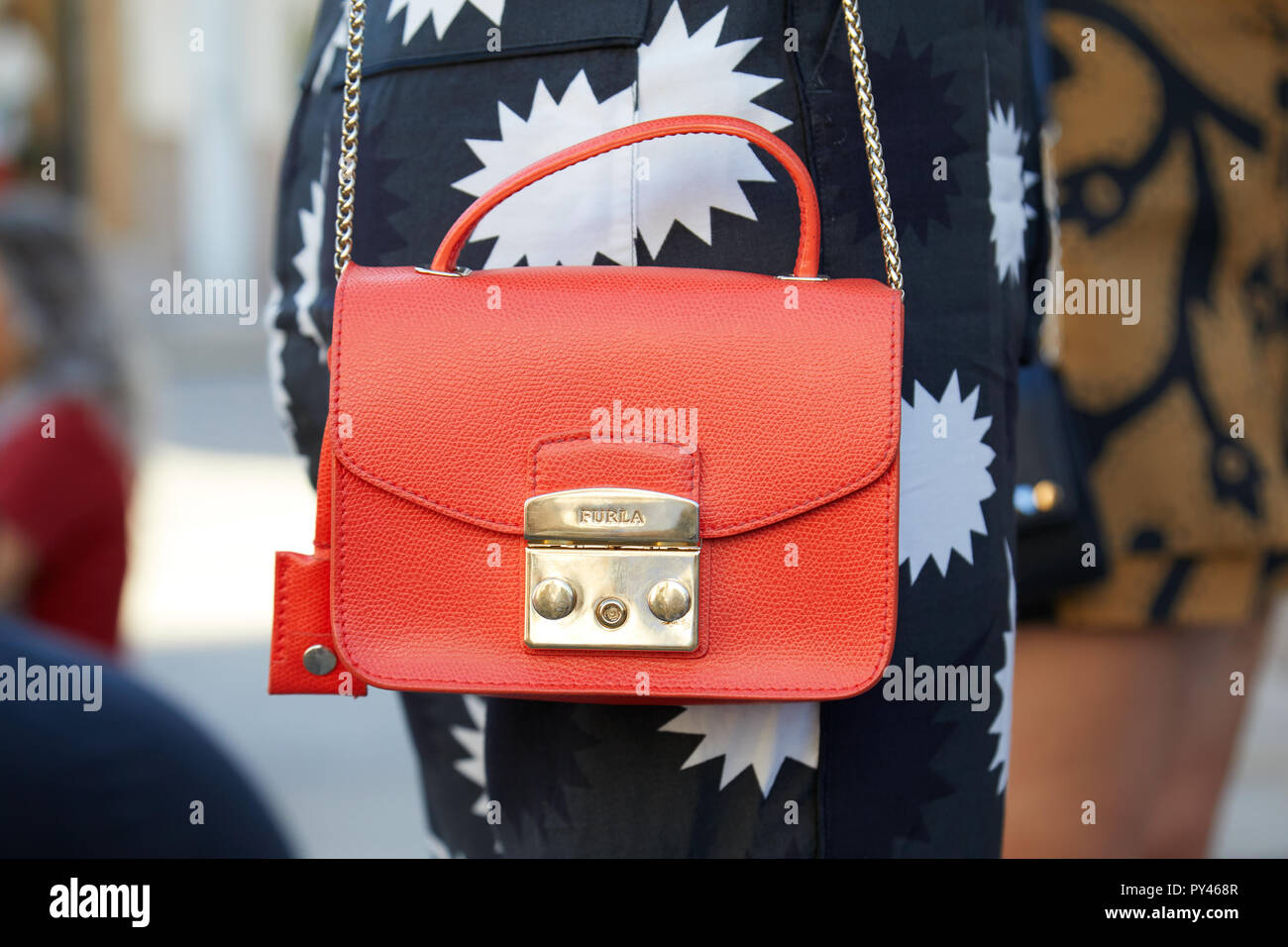 Mailand, Italien - 23 September, 2018: Die Frau mit den orange Furla Tasche  aus Leder und schwarzen und weißen Hosen vor dem Ujoh fashion show, Mailand  Fashion Week stree Stockfotografie - Alamy