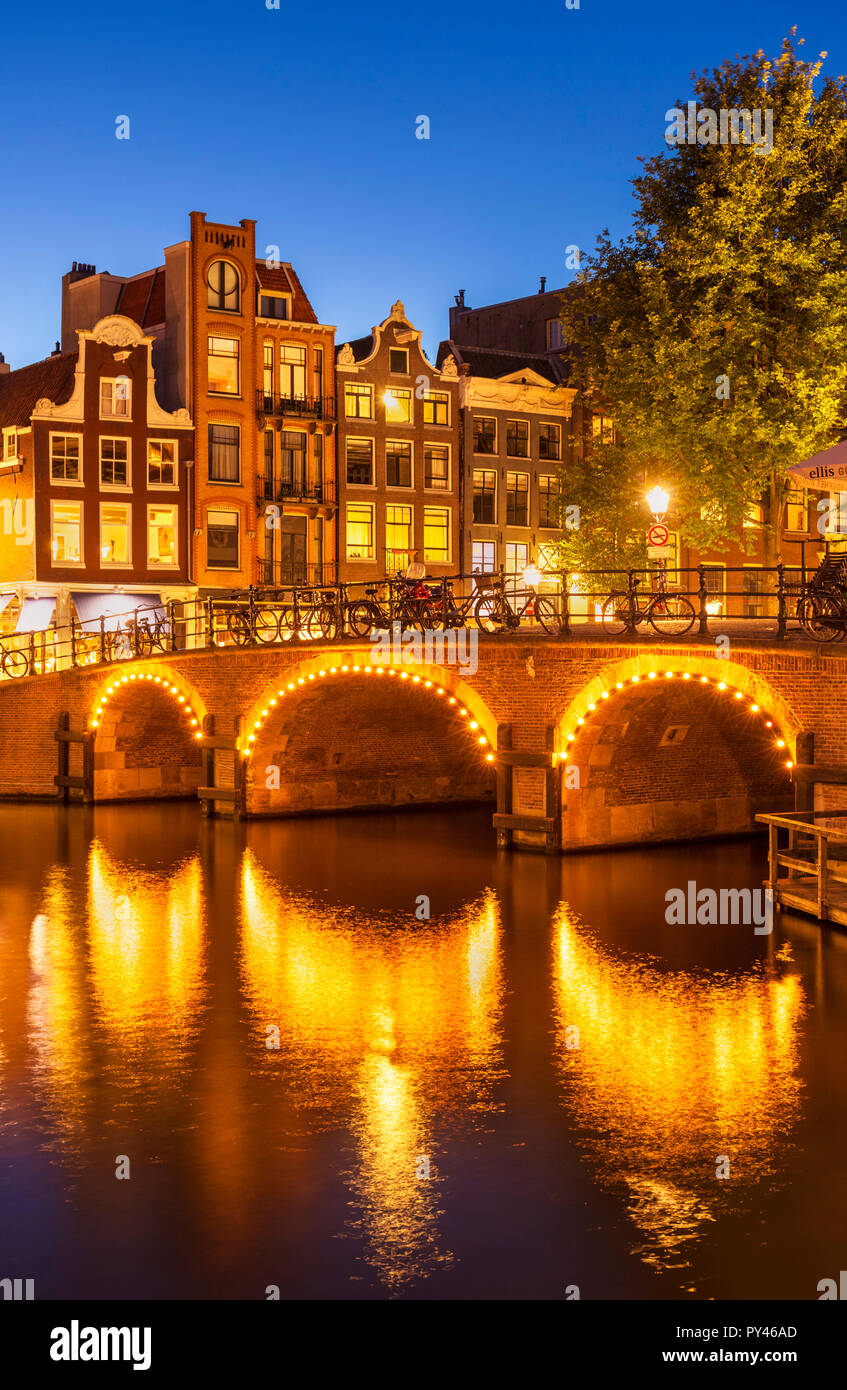 Amsterdam beleuchtete Kanalbrücke über die Torensluis Canal Singel Gracht in Amsterdam Amsterdam Brücke Holland Niederlande EU Europa Stockfoto