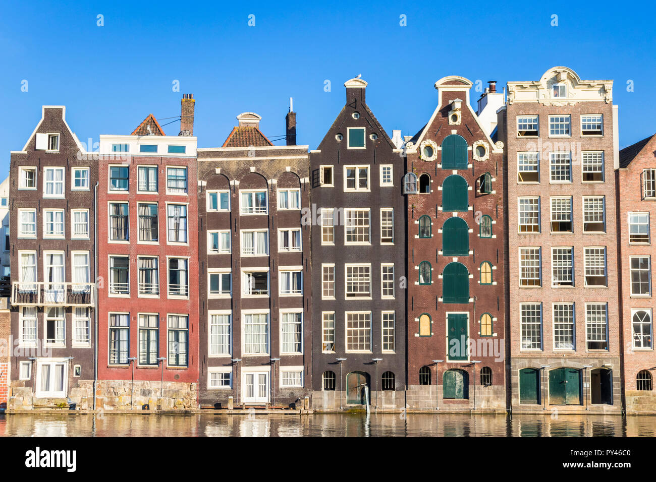 Amsterdam Damrak Häuser auf ein teilweise Canal tanzen Häuser mit holländische Architektur durch den Kanal Amsterdam Holland EU Europa gefüllt Stockfoto