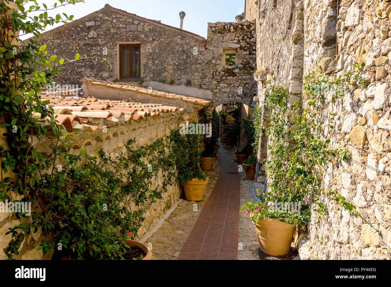 Kleine Gasse in dem mittelalterlichen Ort Eze Stockfoto