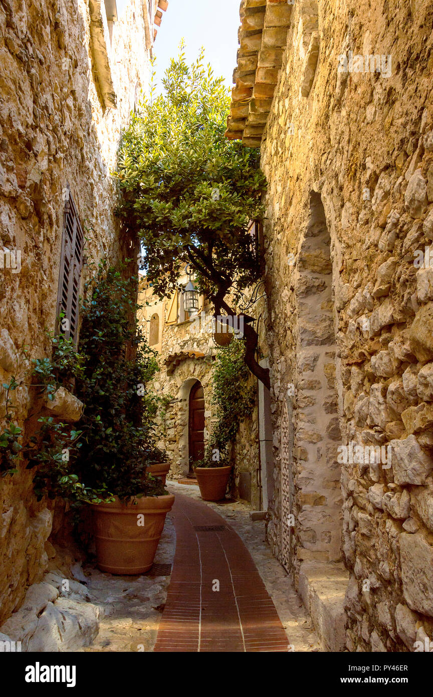 Kleine Gasse in dem mittelalterlichen Ort Eze Stockfoto