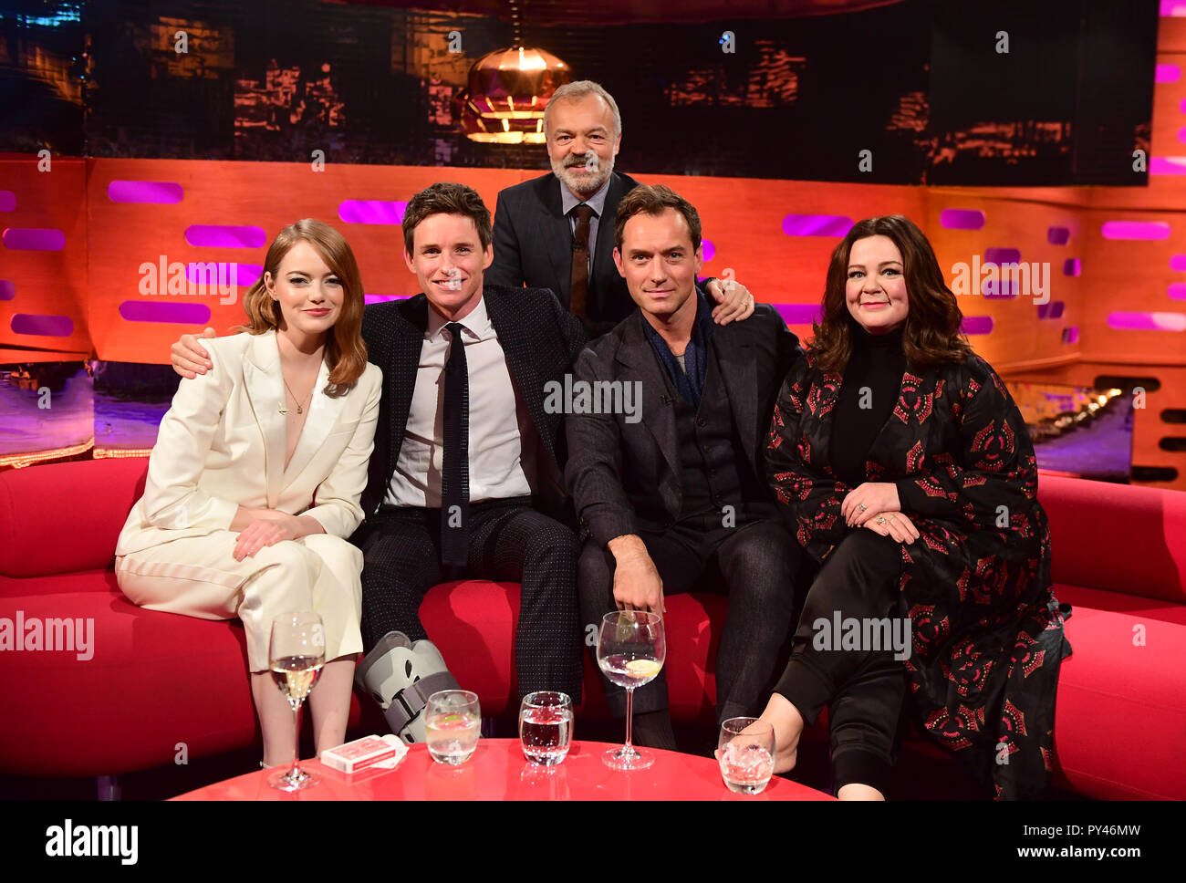 Host Graham Norton (stehend) mit (sitzend rechts) Emma Stone, Eddie Redmayne, Jude Law und Melissa McCarthy während der Schmierfilmbildung der Graham Norton Show auf BBC Television Centre, Studioworks 6 Wood Lane, London links, auf BBC One am Freitag ausgestrahlt werden. Stockfoto