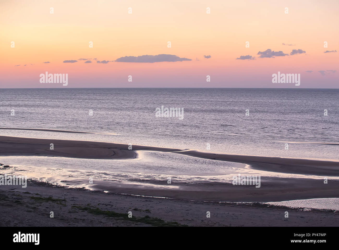Sonnenuntergang am Meer. Seashore. Gezeiten. Stockfoto