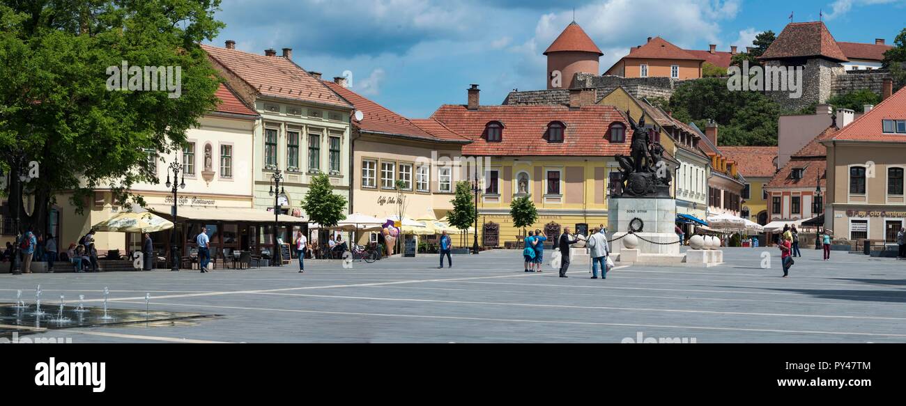 Die Stadt Eger in Ungarn, durch eine starke Festung dominiert, wunderschön präsentiert seine bewegte Geschichte Stockfoto
