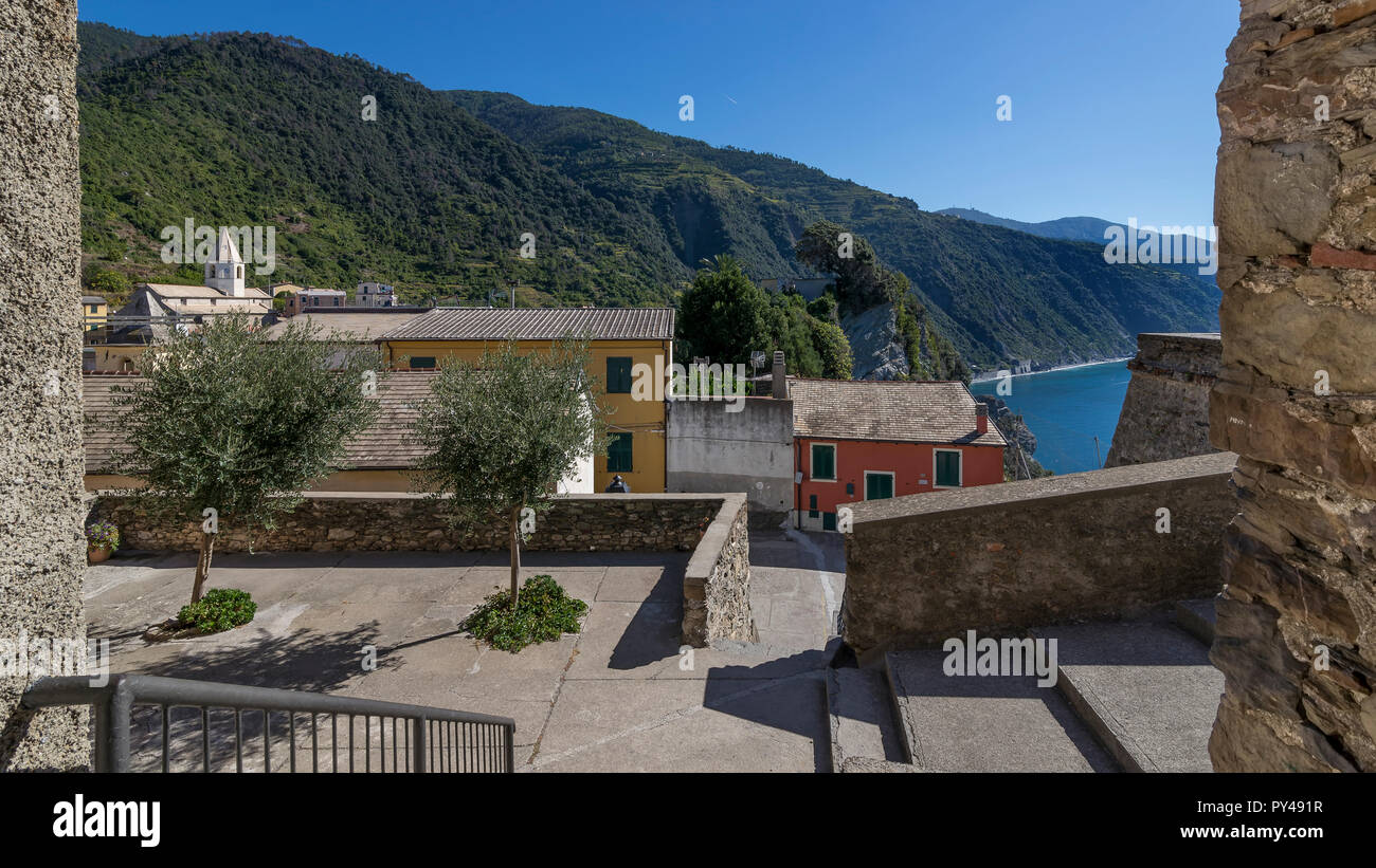 Ein Blick auf das Dorf Corniglia in der Cinque Terre, Ligurien, Italien Stockfoto